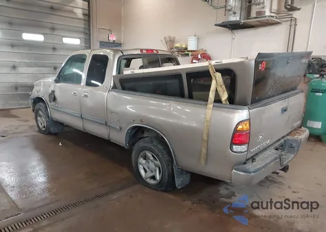 2001 Toyota Tundra Sr5 V8 z USA, uszkodzony, nr VIN 5TBBT44131S197604